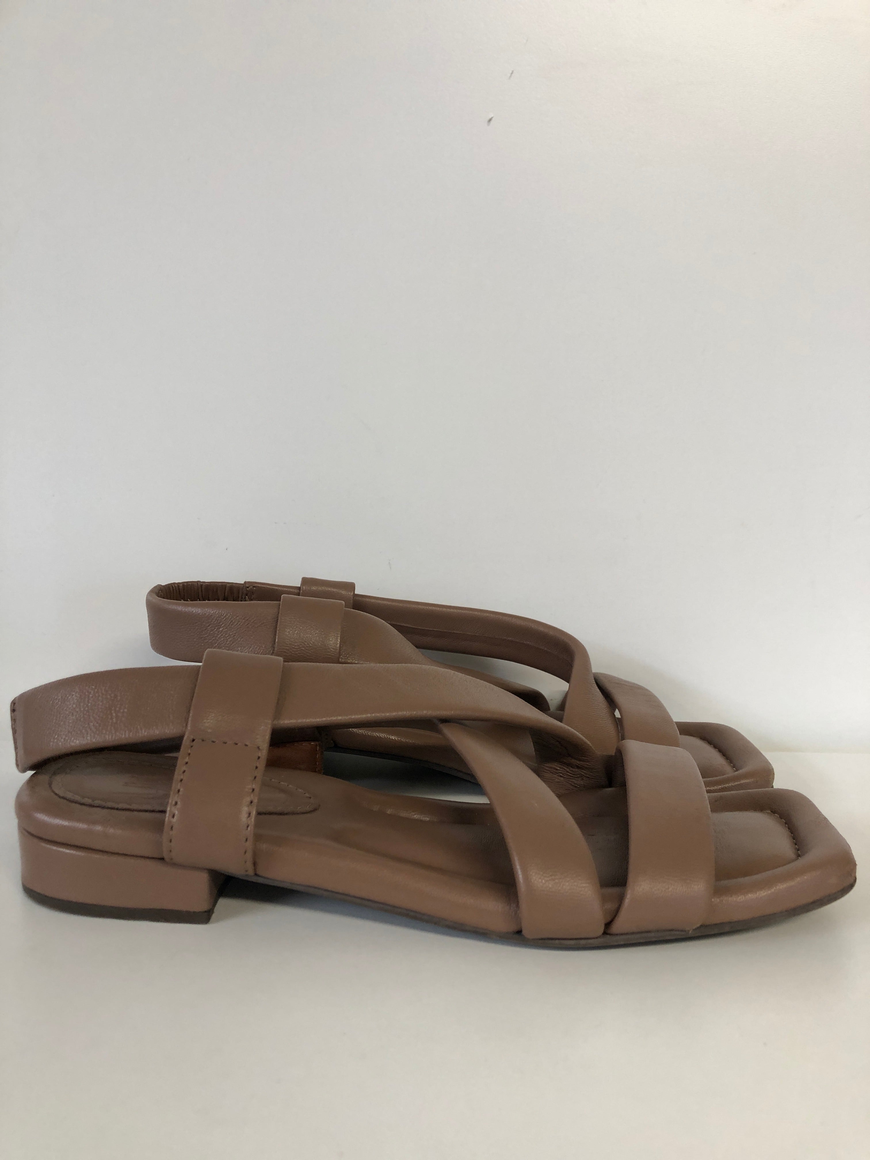 Dame Sandaler